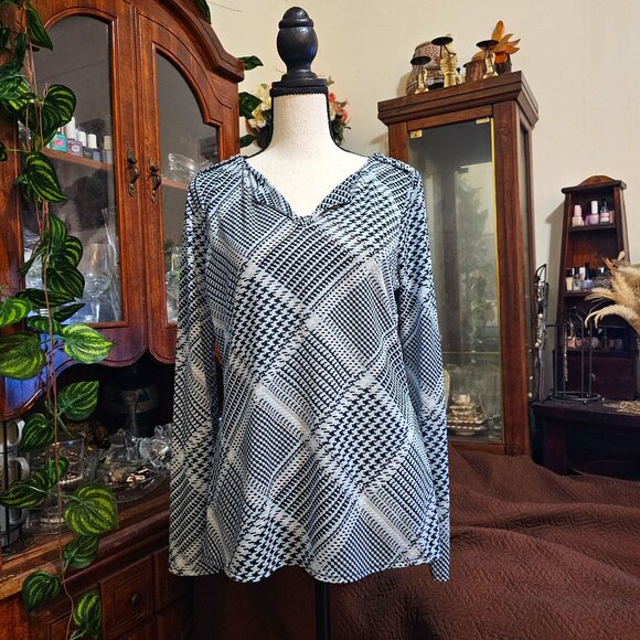New York & Company Tops - New York & Company Stretch Patterned Long Sleeve Blouse